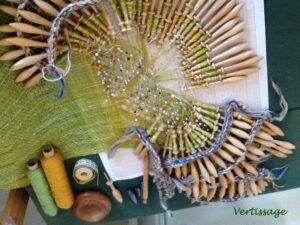 Echarpe-verte-tissage-et-dentelle- Claire Aubert