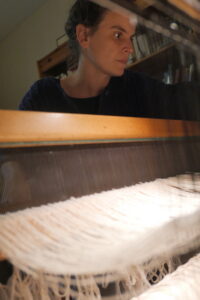 Tiphany Salza sur le métier Tiphany Salza Tisserande en Bretagne et adhérente au SPTB